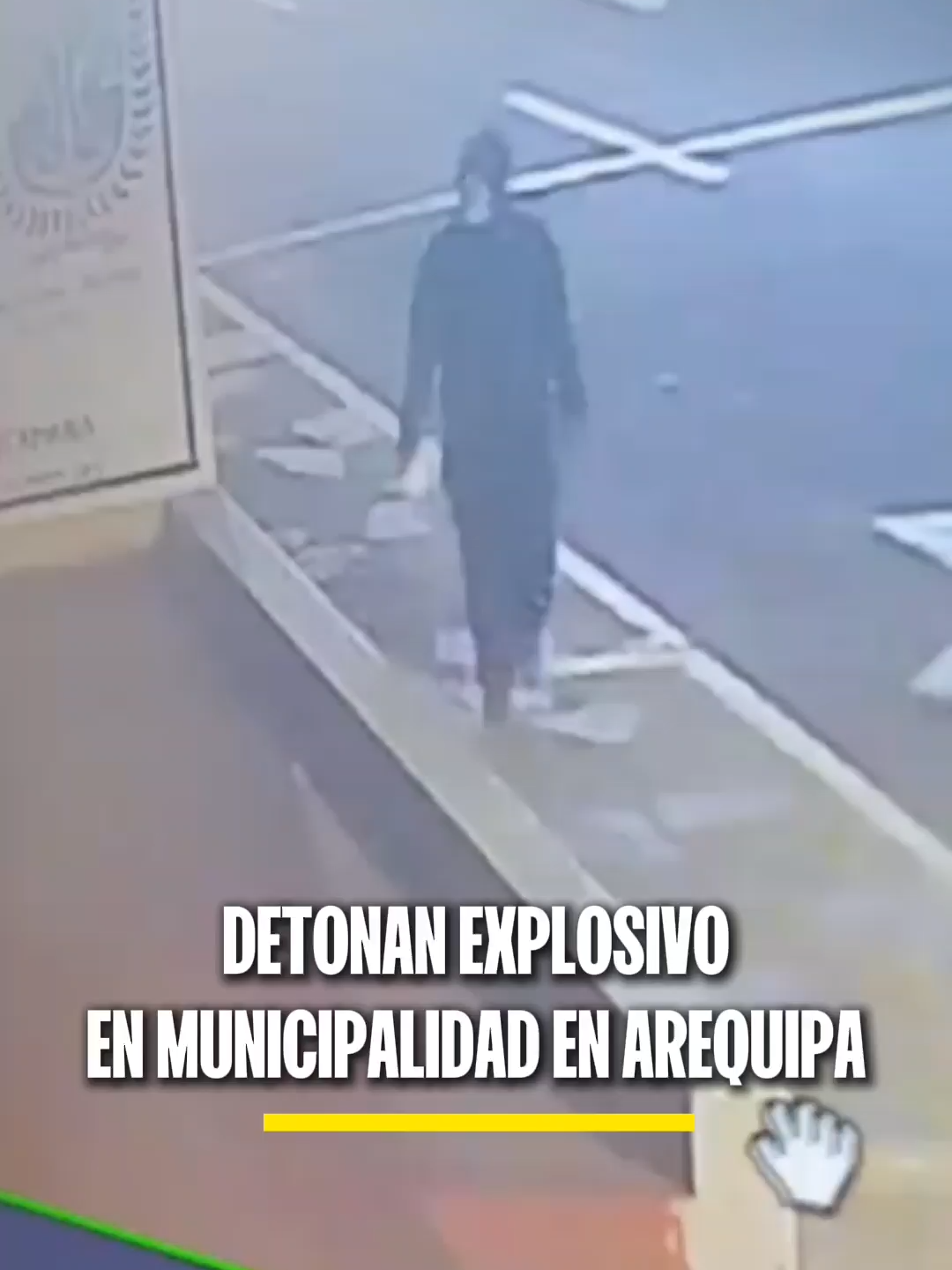 Cámaras de seguridad en Arequipa grabaron el momento en el que un sujeto detonó un explosivo frente a la Municipalidad Distrital de Atico.