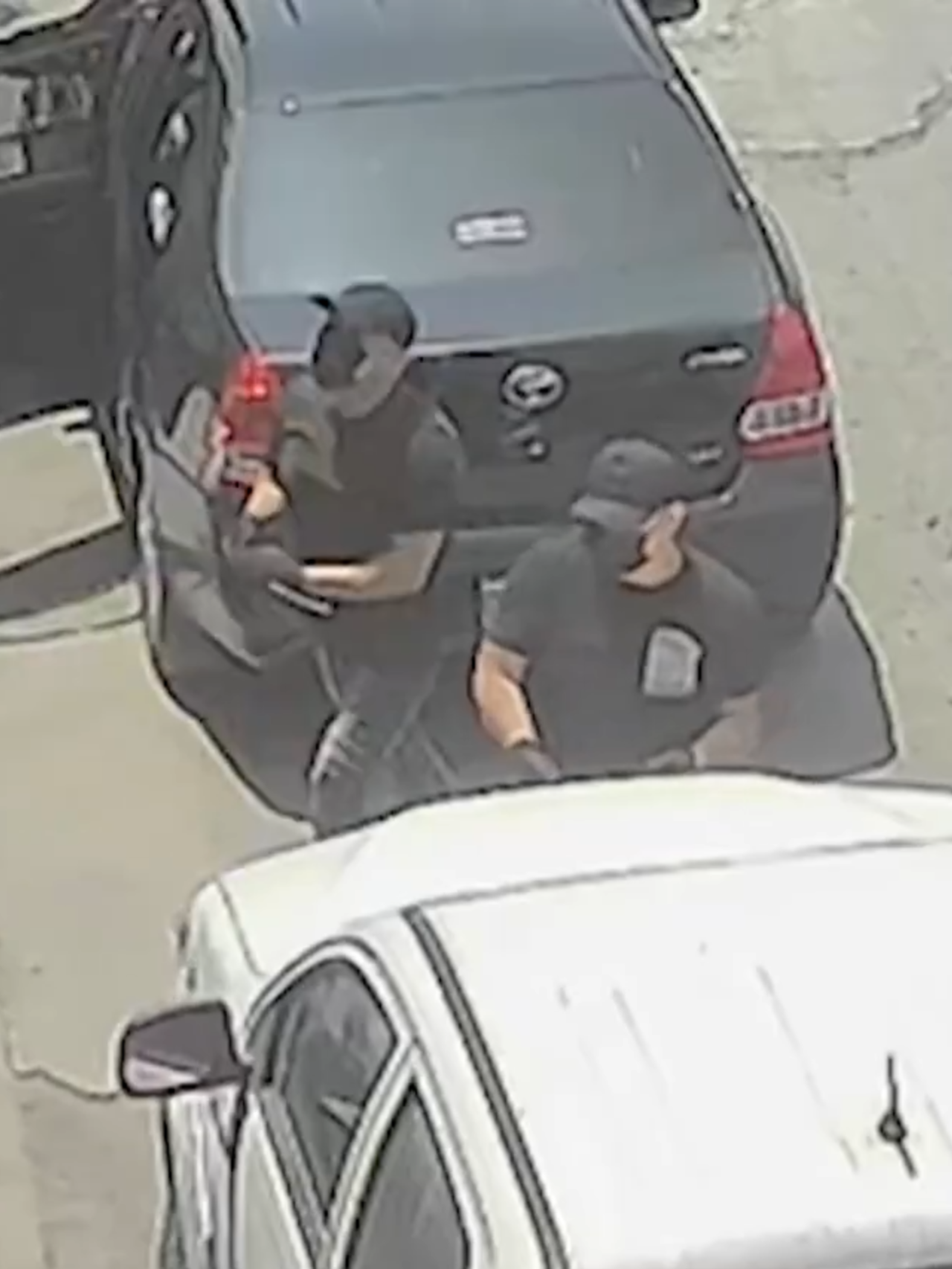 En pleno día y en pocos minutos, delincuentes desmantelan vehículos en distintos puntos de Ate y Santa Anita. En las últimas semanas se han reportado al menos cuatro robos bajo esta modalidad, según denuncias de los vecinos