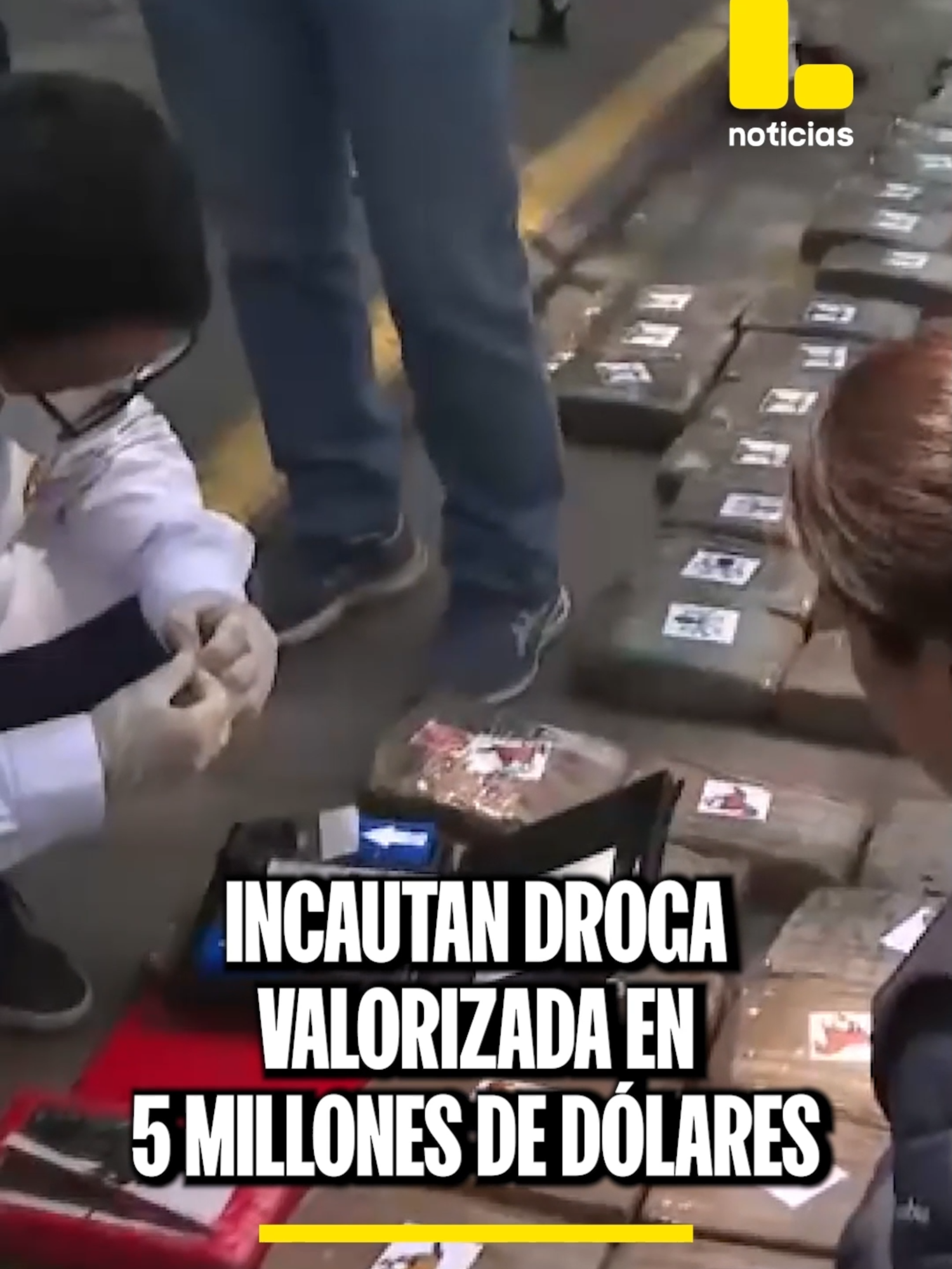 La Policía halló 81 paquetes de droga escondidos bajo los asientos de una combi que venía de Ayacucho; cuatro personas fueron detenidas durante el operativo en la vía hacia Apurímac.