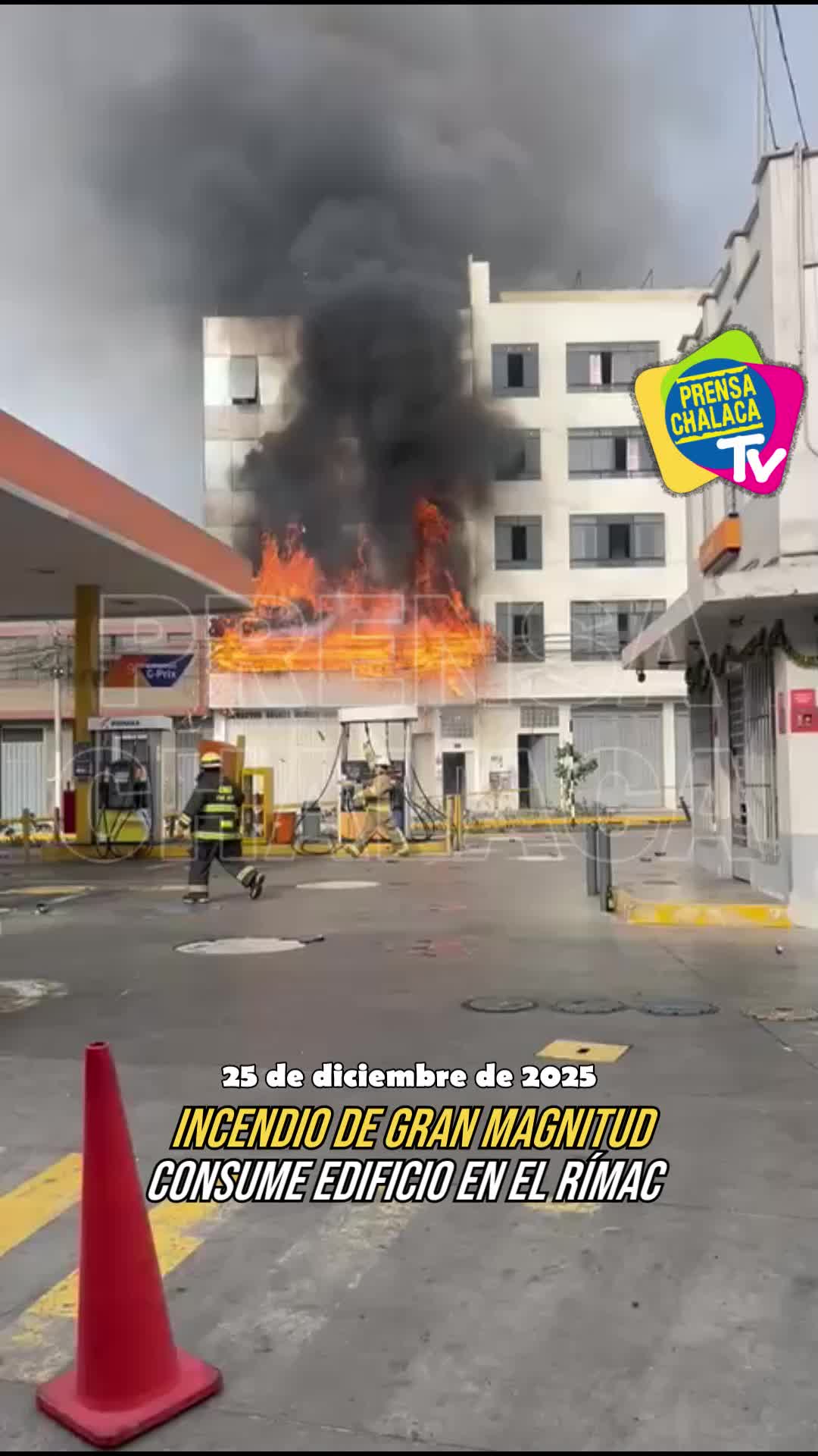 Incendio de gran magnitud consume edificio en el Rímac